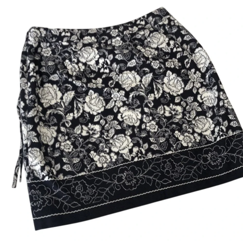 Casual Corner Annex Floral Wrap Skirt Black‎ White Womens 10
